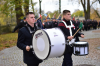 Orkiestrant gra na instrumencie